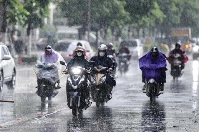 Cảnh báo mưa dông kèm lốc sét khu vực nội thành Hà Nội